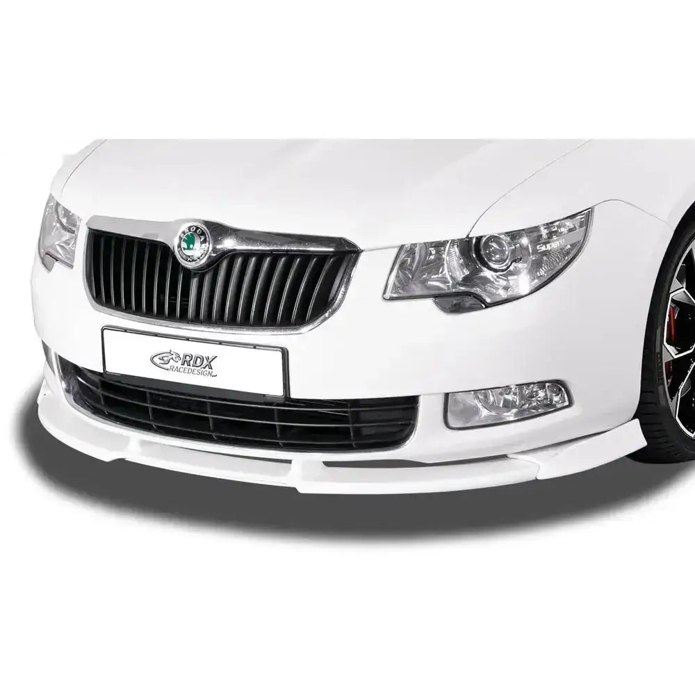 Frontleppe Skoda Superb 2 08-13 montert under hvit støtfanger, sett rett forfra med grill og lykter synlig.