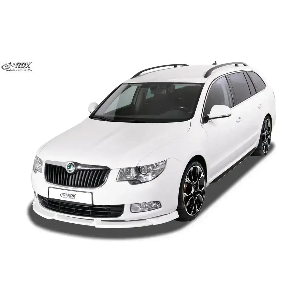 Frontspoiler på Skoda Superb 2 stasjonsvogn med sorte felger og takrails mot hvit bakgrunn.