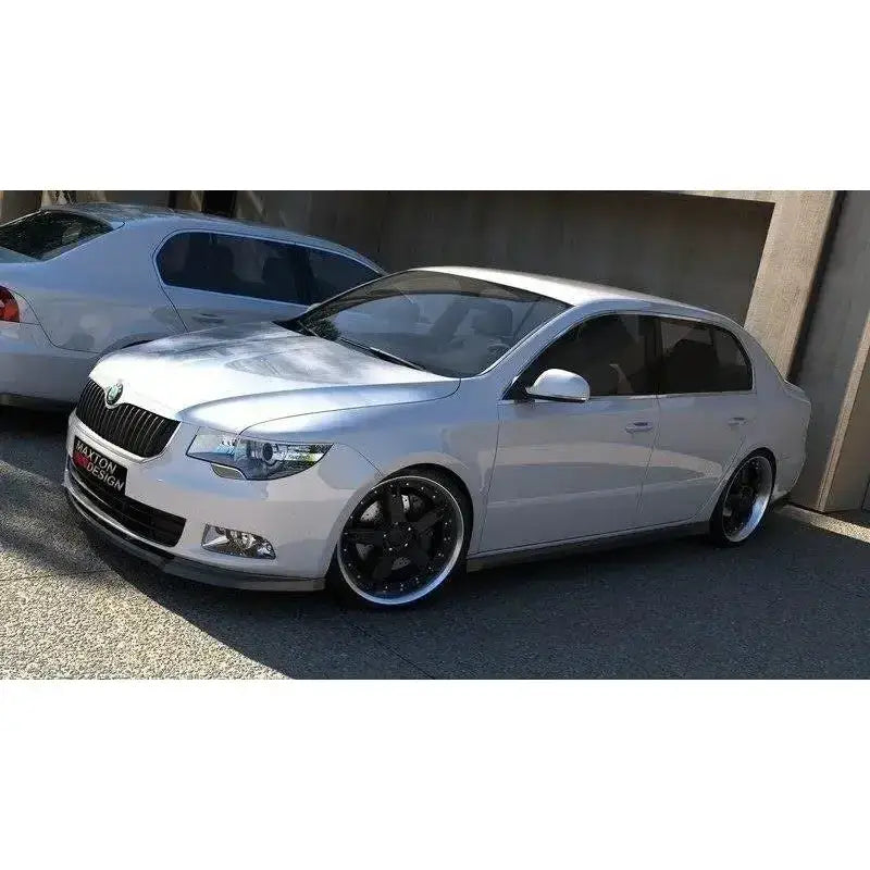 Frontleppe på Skoda Superb II i sølv med svarte felger, tonede ruter og moderne frontlykter.