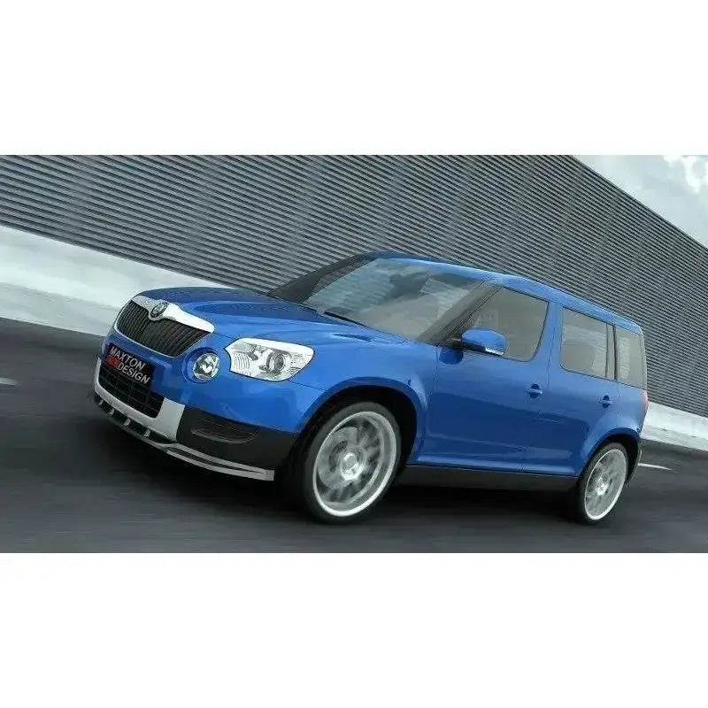 Frontleppe Skoda Yeti blå SUV med sølvfelger og svarte detaljer, fotografert i fart i bymiljø.