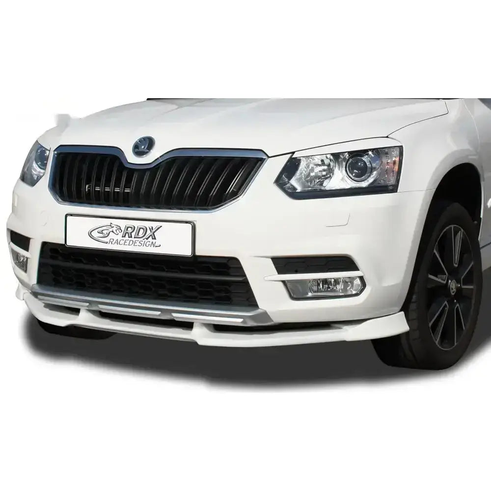 Frontleppe Skoda Yeti 14- montert under støtfanger på hvit bil med svart felg og tydelig grill.