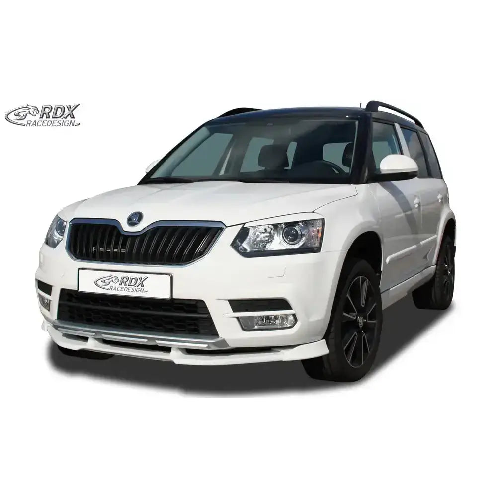 Frontspoiler på hvit Skoda Yeti 14- med svarte detaljer, mørke alufelger og tydelige frontlykter.
