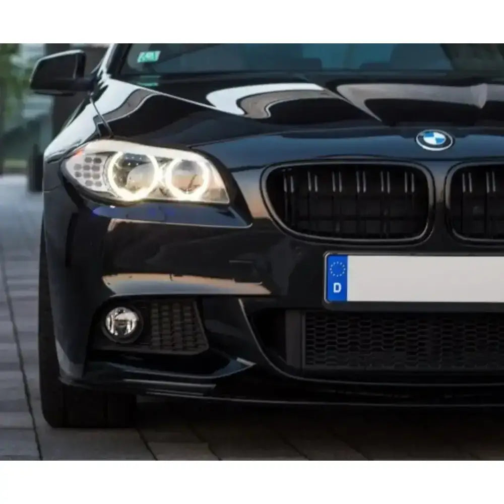 Frontspoiler for BMW 5 Series F10 F11 med M-Pakke, sort matt finish og synlige LED-frontlykter.