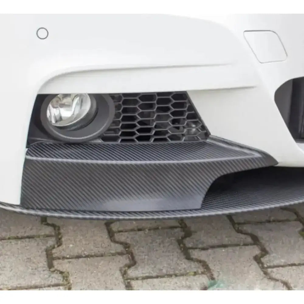 Frontleppe Sport-Performance BMW 3 F30 F31 i sort karbonfiber på hvit bilfanger med tåkelykt.