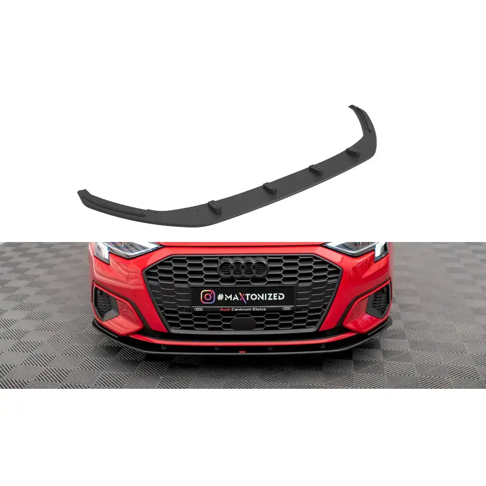 Frontleppe Street Pro Audi A3 8Y i svart plast, vist på hvit bakgrunn og montert på rød bil forfra.