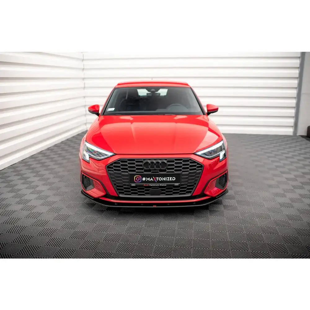 Frontsplitter Street Pro Audi A3 8Y montert på rød bil med sort grill og LED-frontlykter.
