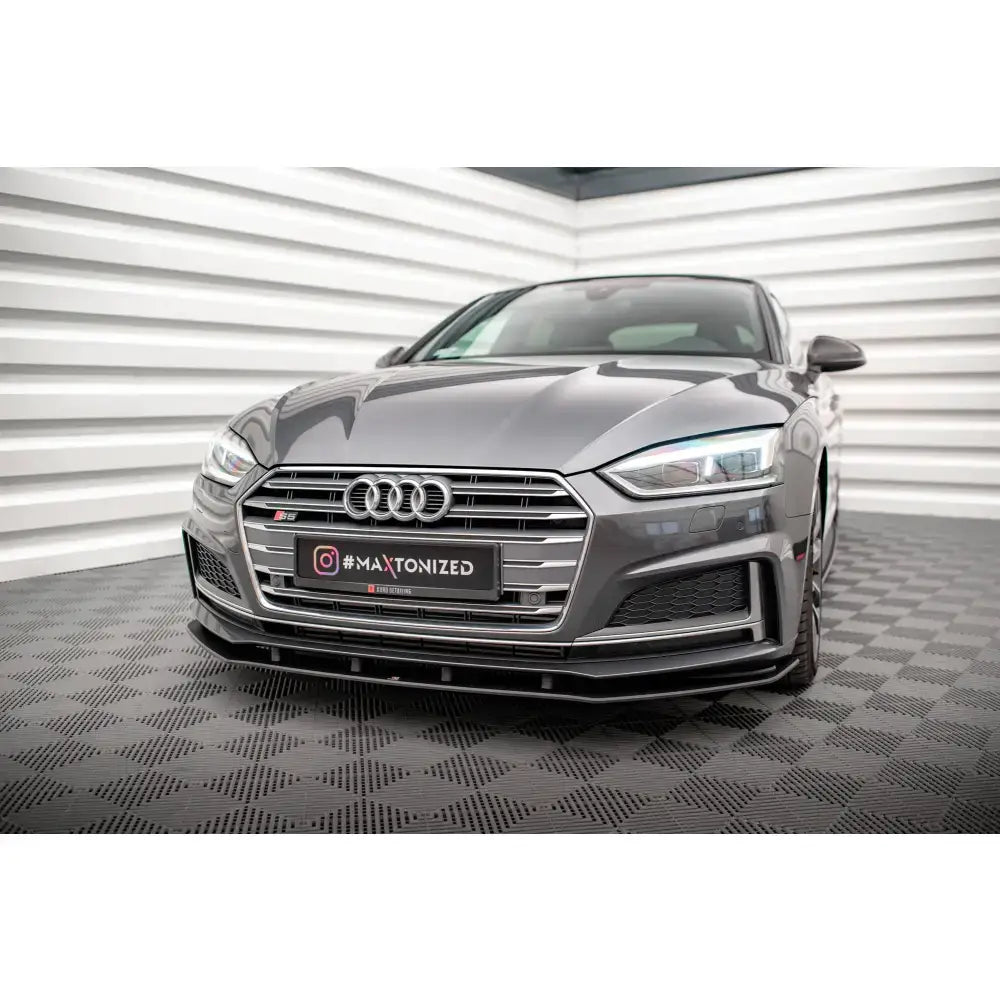Frontspoiler Street Pro Audi A5 S-Line med markant grill, LED-lys og sporty detaljer i lyst rom.