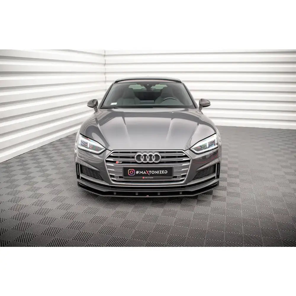 Frontsplitter på Audi A5 S-Line med blanke detaljer og tydelig aerodynamisk skjørt, sett forfra.