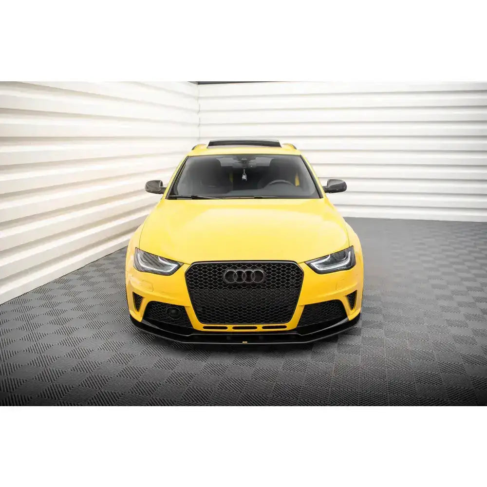 Frontspoiler Street Pro på gul Audi RS4 B8 sett forfra i lyst industrielt rom med rutet gulv.