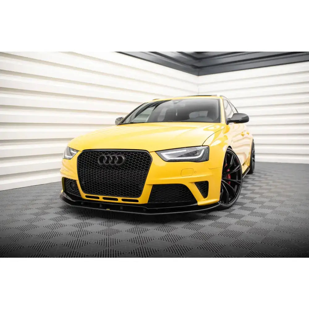 Frontspoiler Street Pro Audi RS4 B8 på gul bil med svart grill og røde bremsekalipere.