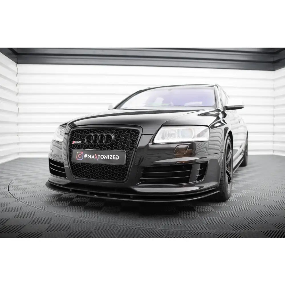 Frontspoiler Street Pro Audi RS6 Avant C6 vist på sort bil med sportsgrill og RS-emblem foran.