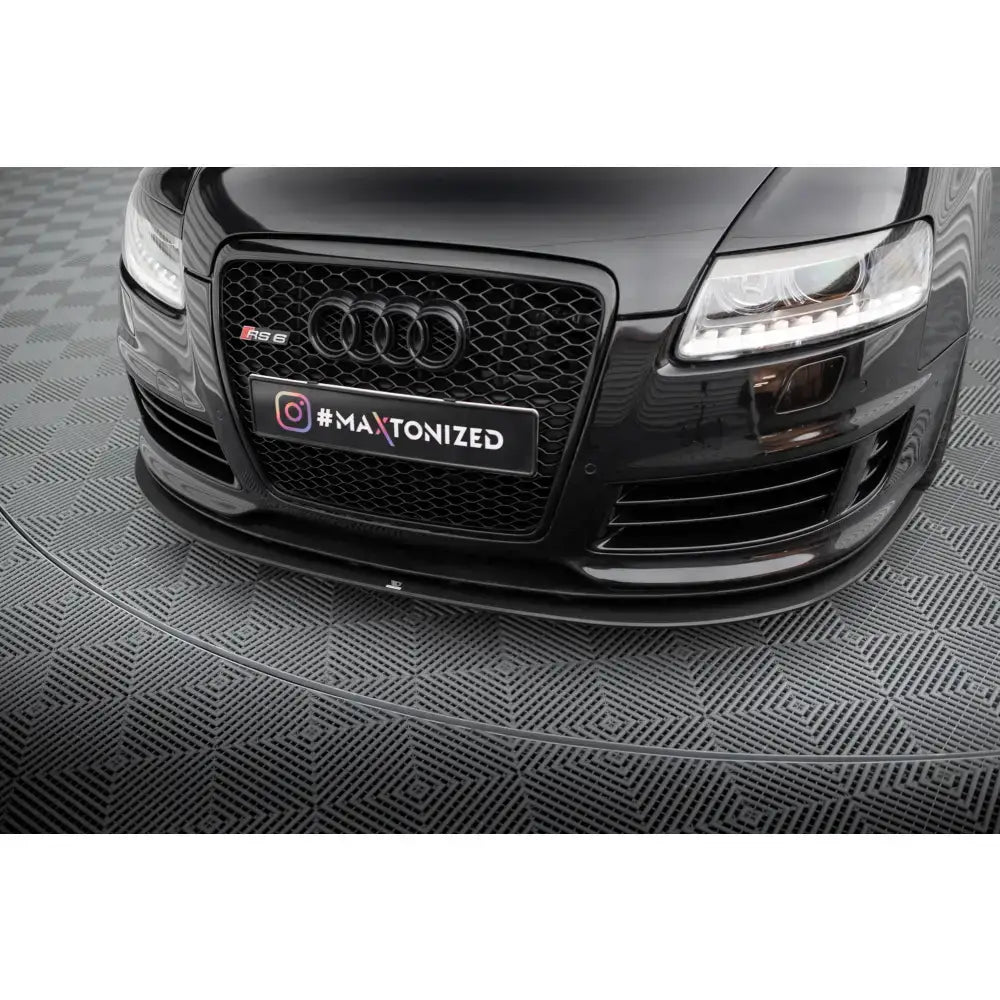 Front lip på Audi RS6 Avant C6 med sort bikubemønstret grill og lav frontleppe, sett fra skrå vinkel.