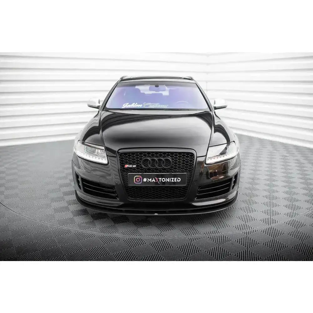 Frontspoiler Street Pro Audi RS6 C6 montert på svart bil sett forfra med bikubemønstret grill.