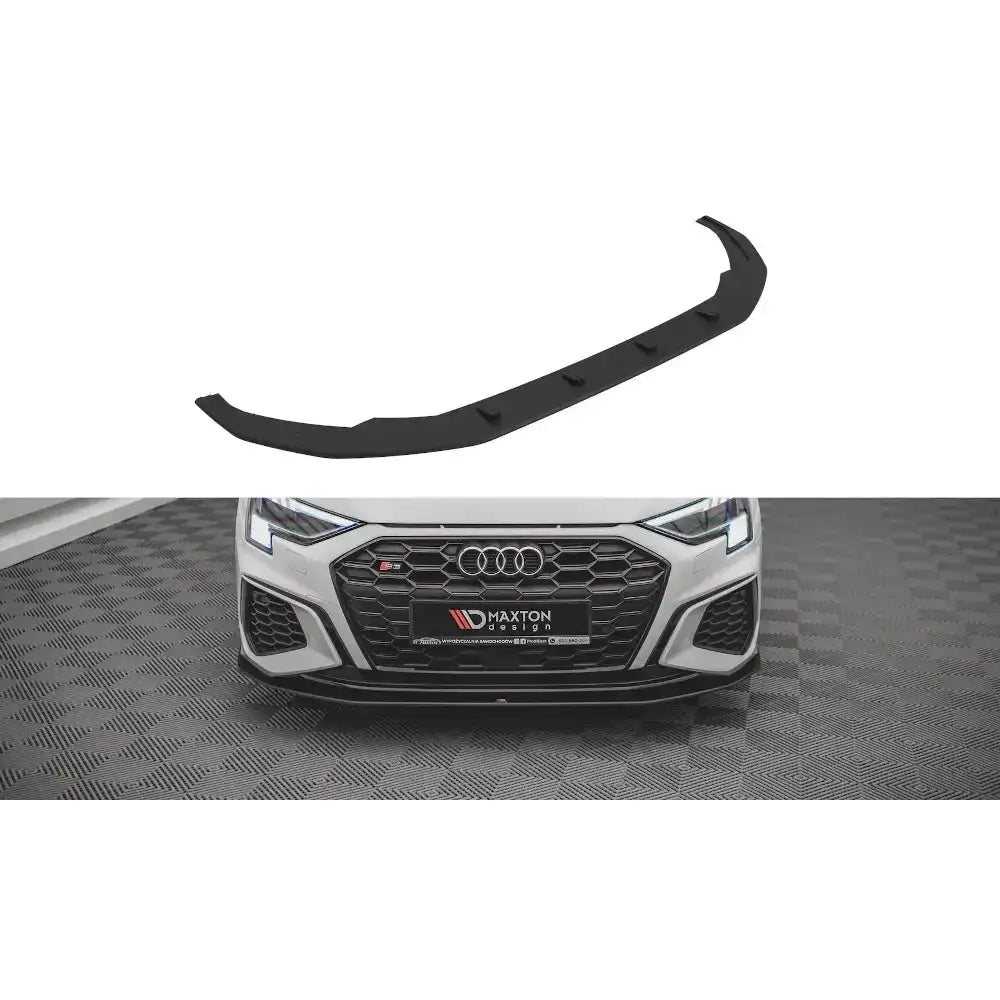 Frontleppe Street Pro for Audi S3/A3 S-Line 8Y, svart plast, montert på hvit bil, sett forfra.