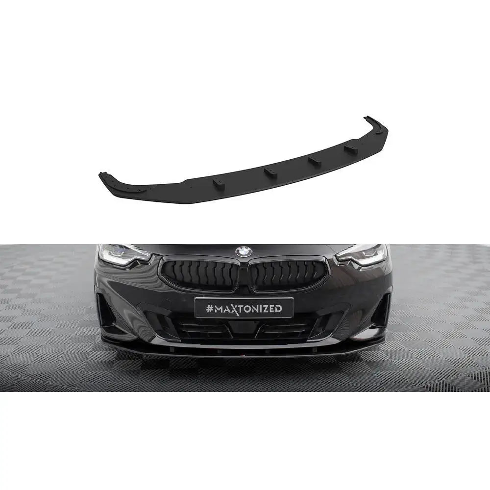 Frontleppe Street Pro BMW 2 Coupe G42 i sort plast, vist montert på bil forfra.