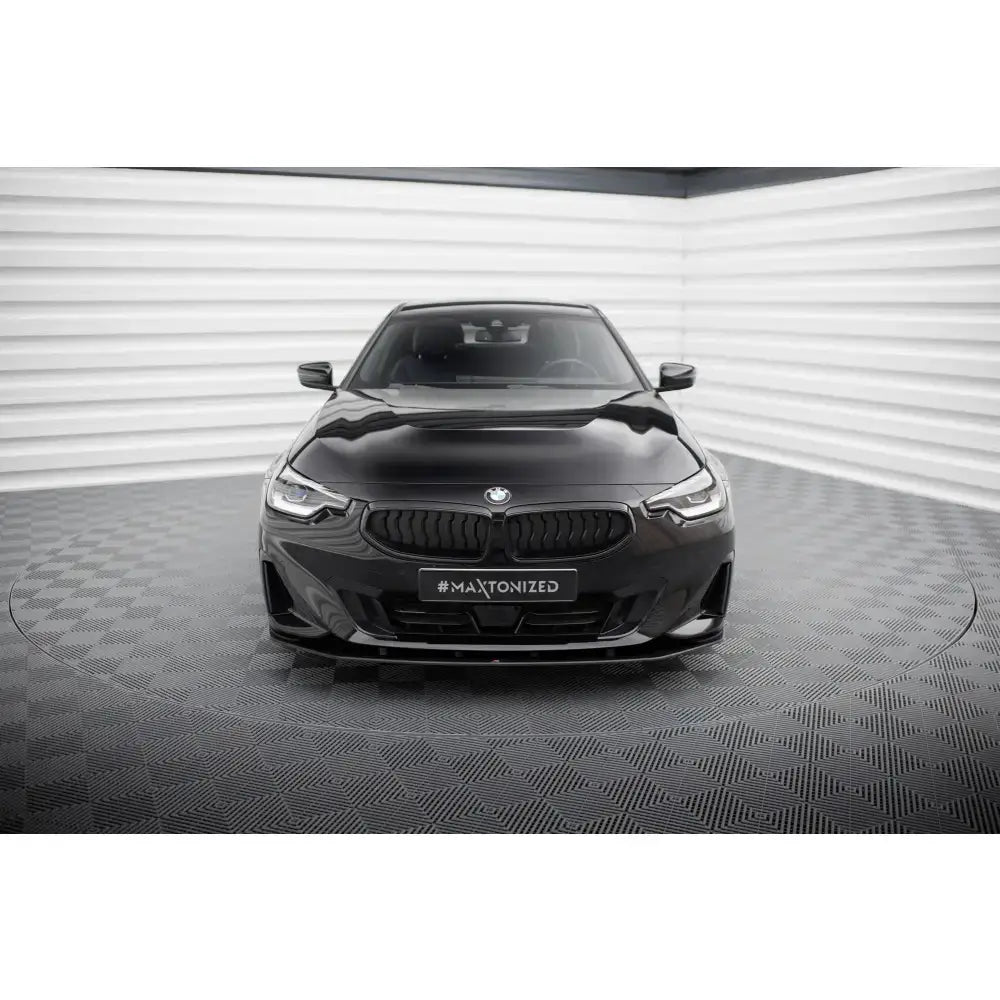 Frontsplitter Street Pro BMW 2 Coupe G42 montert på svart bil sett forfra med sportslige detaljer.