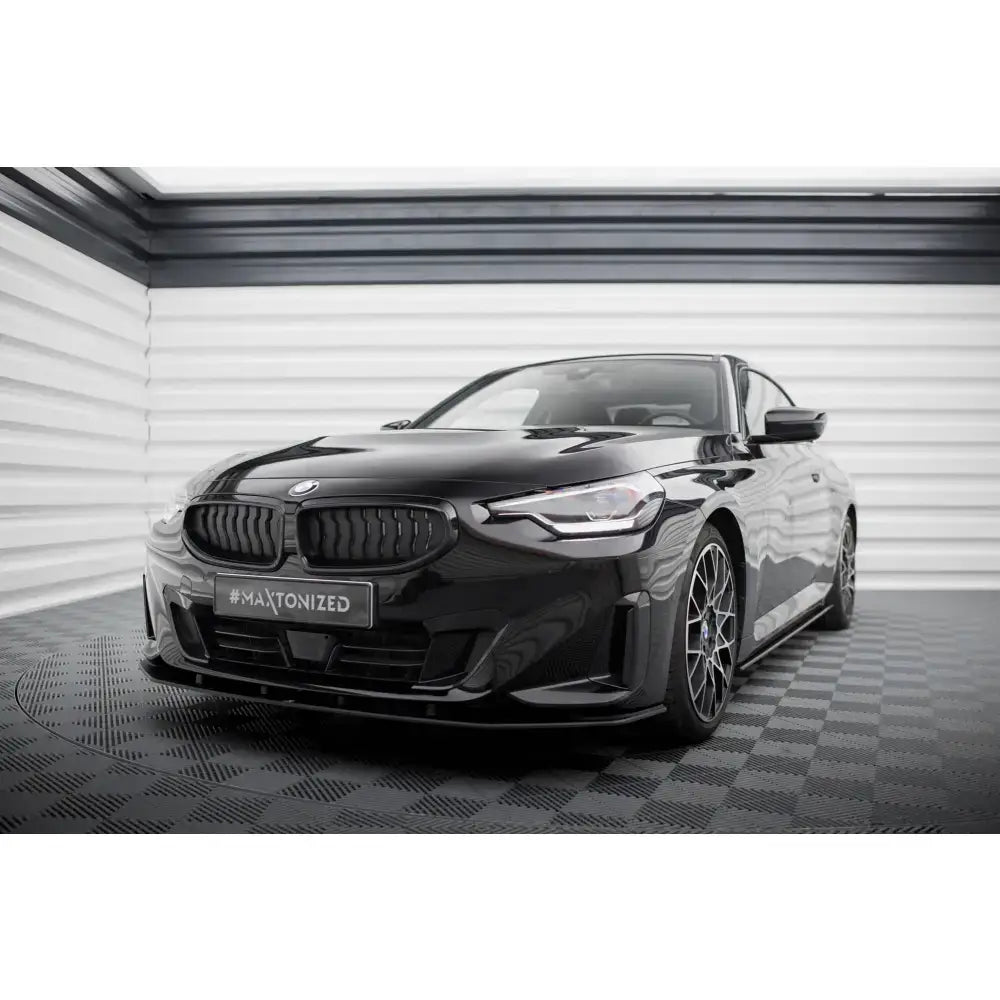 Frontspoiler Street Pro BMW 2 Coupe G42 sett forfra med markante lykter og grill i lyst industrilokale.