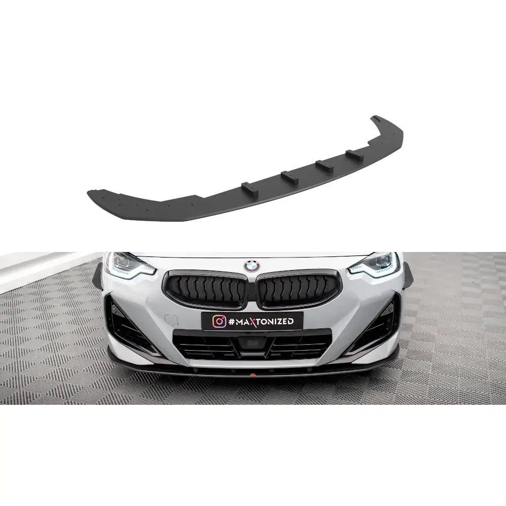 Frontleppe Street Pro BMW 2 Coupe G42 i sort plast sett fra skrå vinkel mot hvit sportsbil.