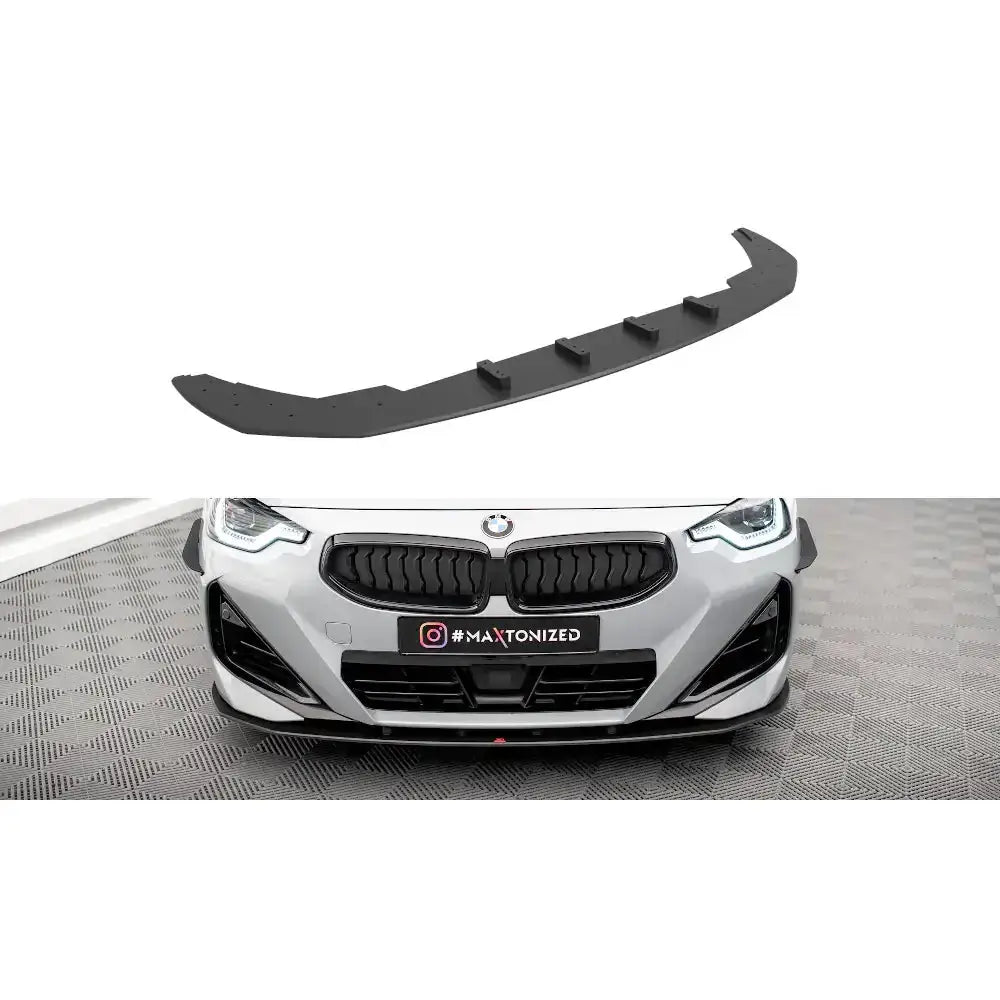 Frontleppe Street Pro til BMW 2 Serie Coupe M-Pack G42, matt svart med aerodynamiske ribber, montert på grå bil.
