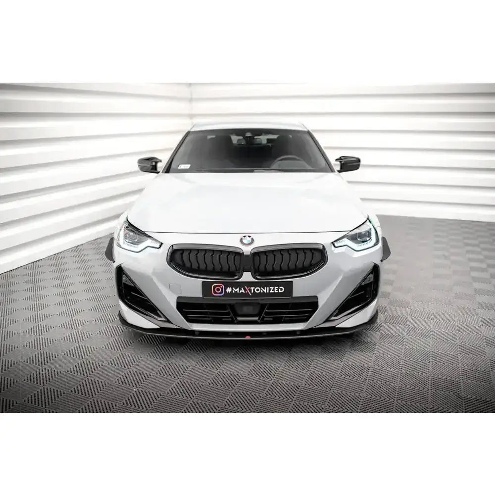 Frontspoiler Street Pro på hvit BMW 2 Serie Coupe M-Pack G42, sett forfra med sorte detaljer.