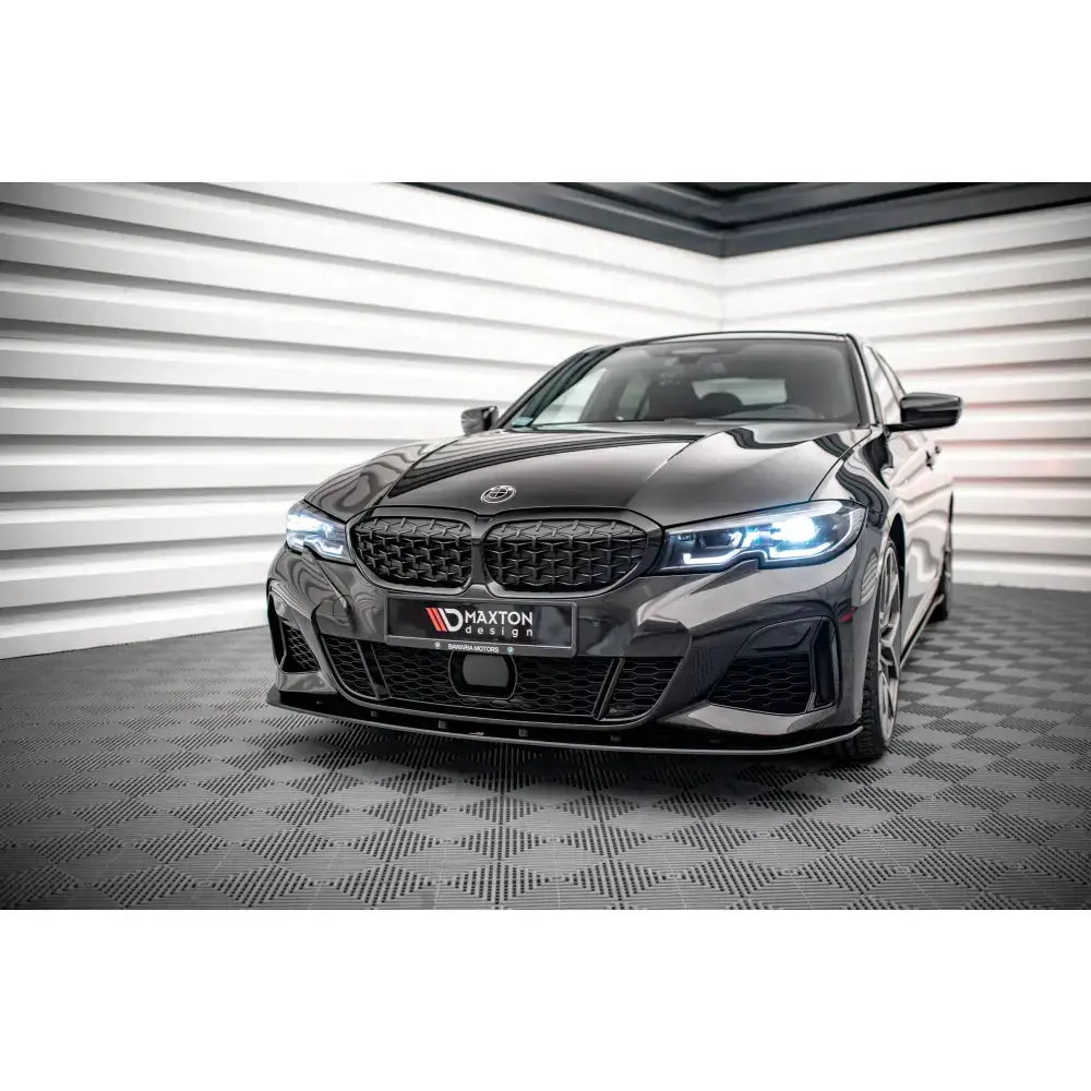Frontspoiler Street Pro BMW 3 M-Pack G20/G21 sett fra venstre forhjørne med LED-lys innendørs.