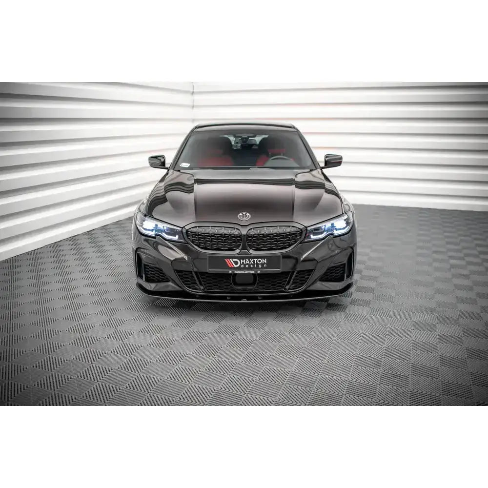 Frontspoiler på Bmw 3 Serie M-Pack G20 med markante LED-frontlykter og rødt interiør, sett forfra.