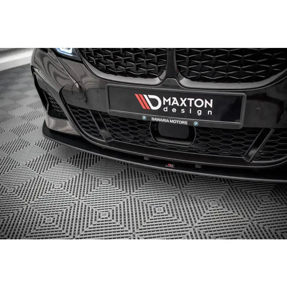 Frontsplitter Street Pro til BMW 3 Serie G20/G21, sort finish, nærbilde med grill og mønstret gulv.