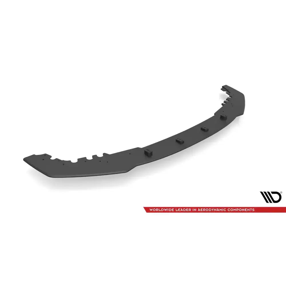 Front splitter til Bmw M2 Competition F87, sort plast med taggete detaljer, sett fra skrå vinkel.