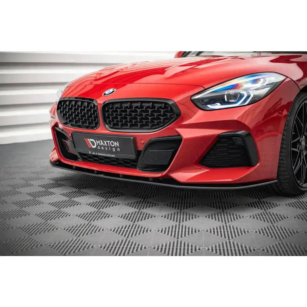Frontsplitter Street Pro på rød BMW Z4 G29 med sorte grilldetaljer og LED-lys sett fra lav vinkel.