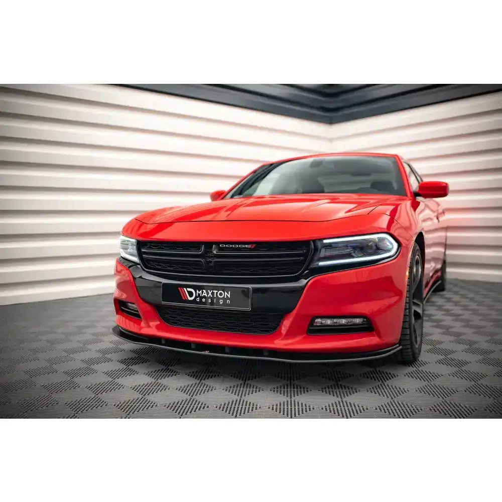 Frontsplitter på Dodge Charger RT Mk7 Facelift med svart spoiler, rødlakkert karosseri og svarte felger.