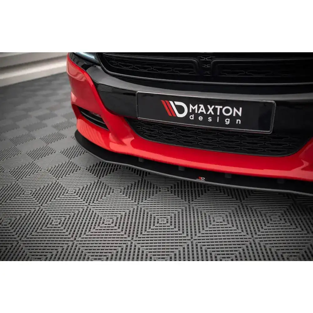 Front lip på Dodge Charger RT Mk7 med sort spoiler, rød front og tydelig logo på skiltet.
