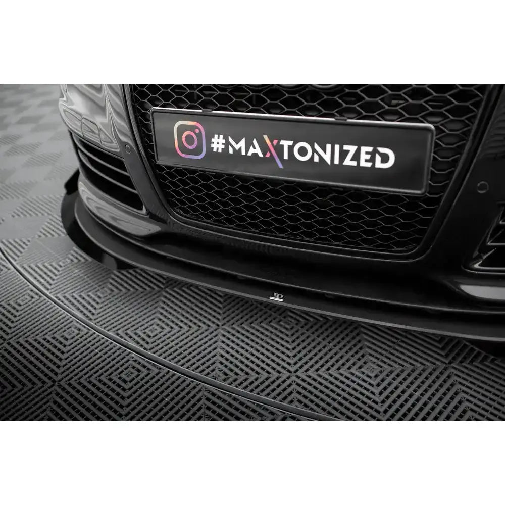 Front lip Street Pro med flaps til Audi RS6 C6, sort blank plast sett forfra og nedenfra på bilen.