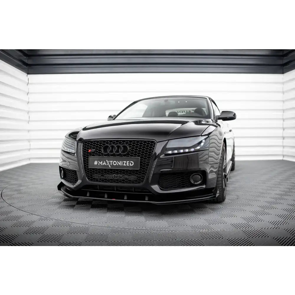 Frontspoiler Street Pro med flaps montert på Audi S5 sett forfra, vises på mønstret gulv innendørs.