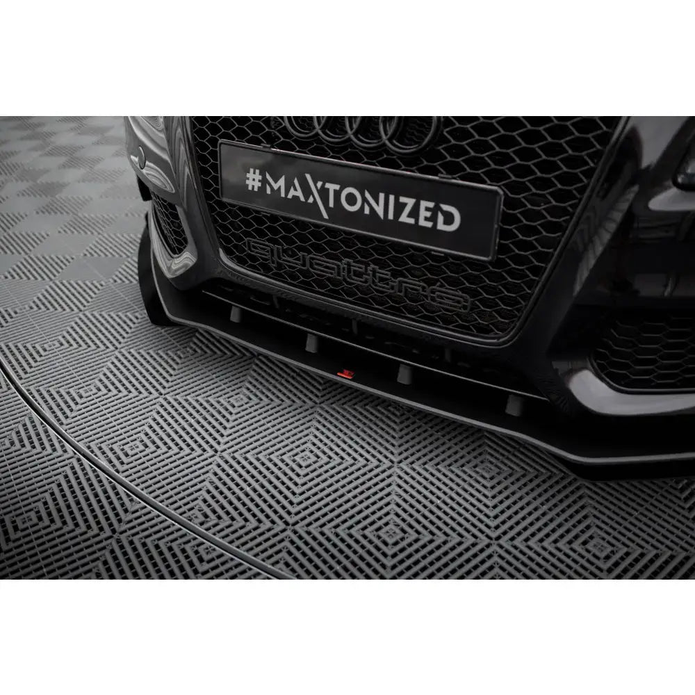 Frontsplitter Street Pro med flaps montert på Audi S5 S-Line 8T, sett fra skrå frontvinkel.