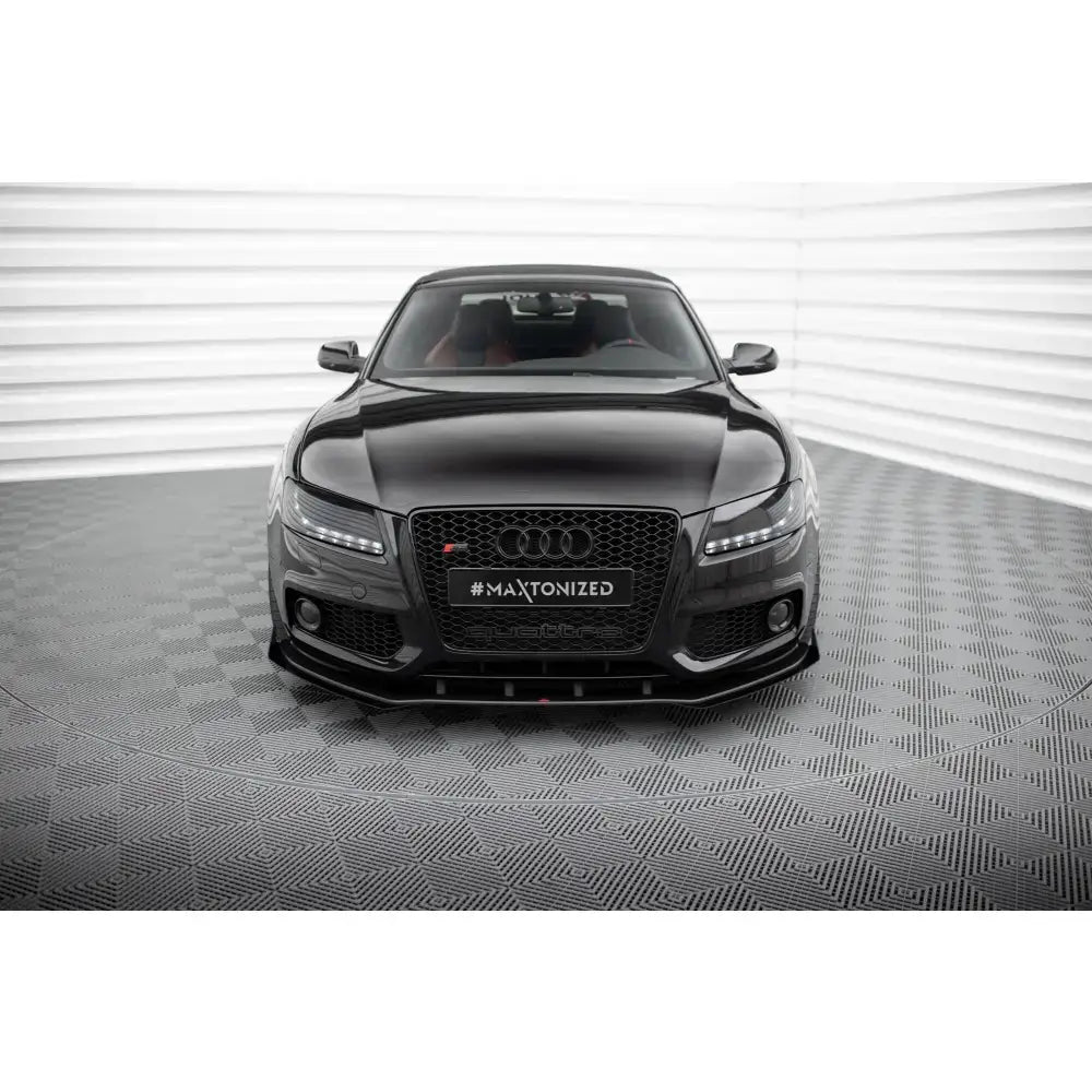 Front lip på sort Audi S5 med Street Pro og flaps, sett forfra på lyst innendørs gulv.