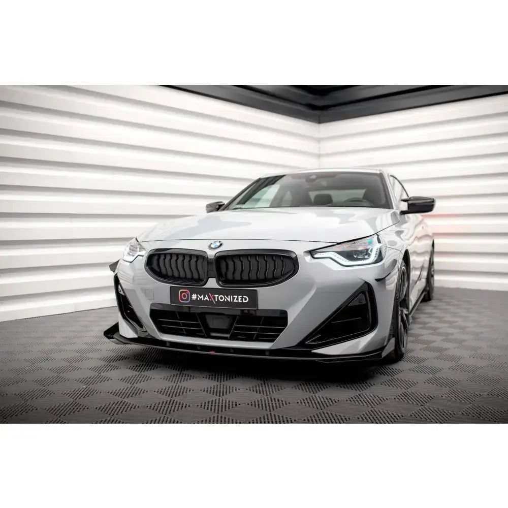 Frontspoiler Street Pro med flaps montert på grå BMW 2 Coupe G42 M-Pack, sett forfra i lyst rom.