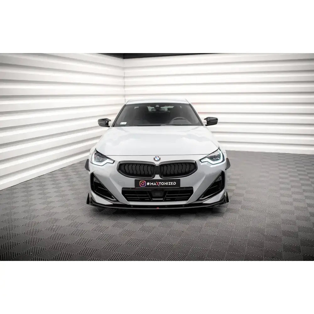 Frontsplitter Street Pro med flaps på hvit BMW 2 Coupe G42 med svarte grilldetaljer, sett forfra.