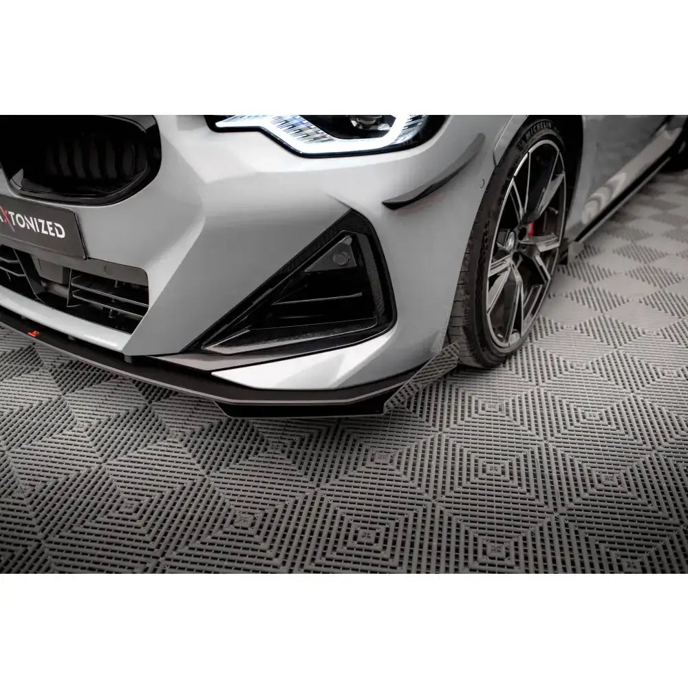 Front lip Street Pro med flaps på BMW 2 Coupe G42, nærbilde av sort frontleppe, felg og LED-lys.