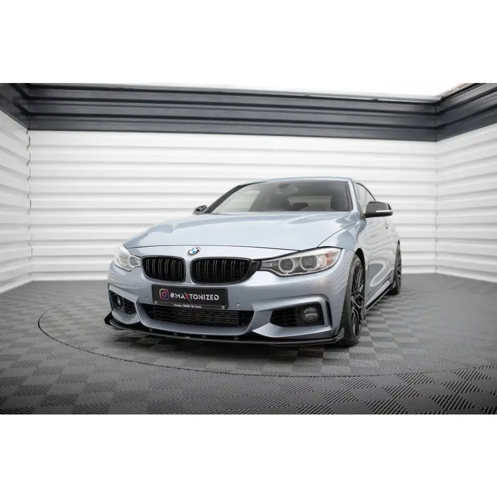 Frontspoiler Street Pro med flaps på lyseblå BMW 4 Coupe M-Pack F32, sett forfra i lyst rom.