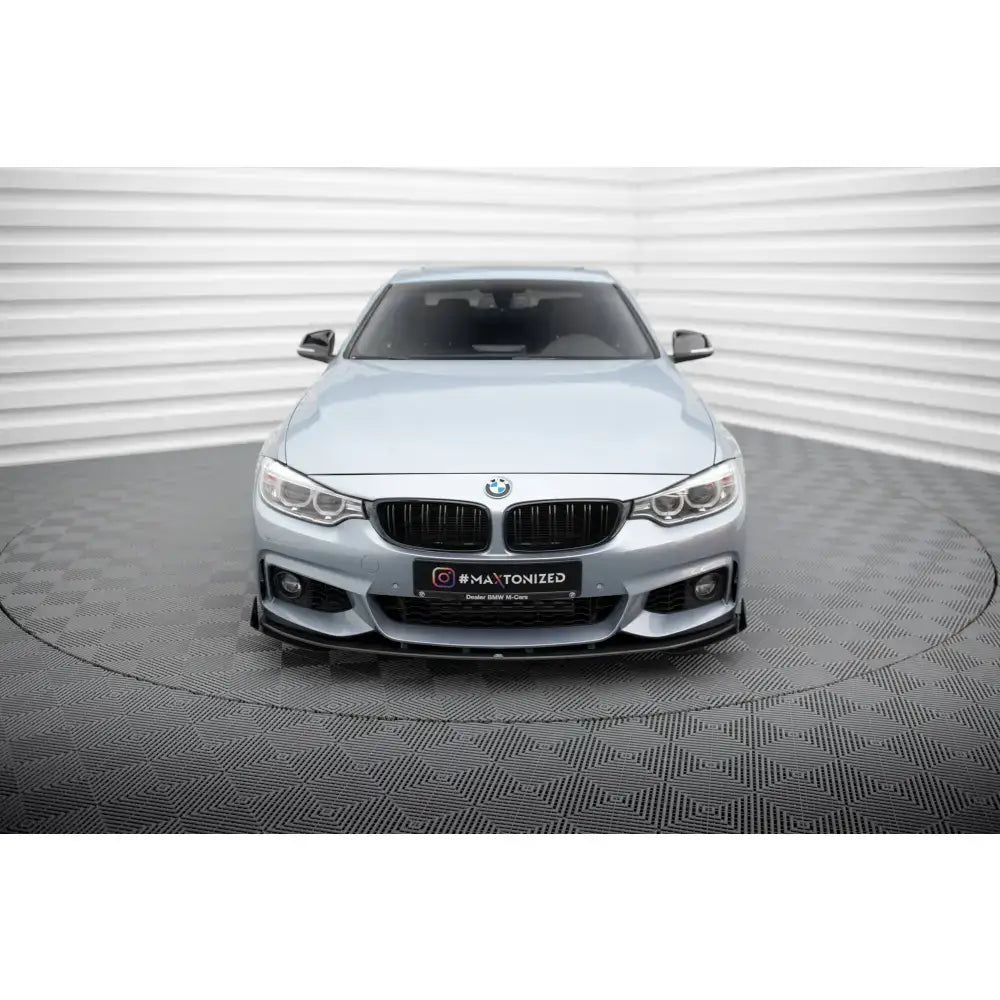 Frontsplitter Street Pro med flaps på BMW 4 Coupe F32 M-Pack sett forfra i lyst studio.