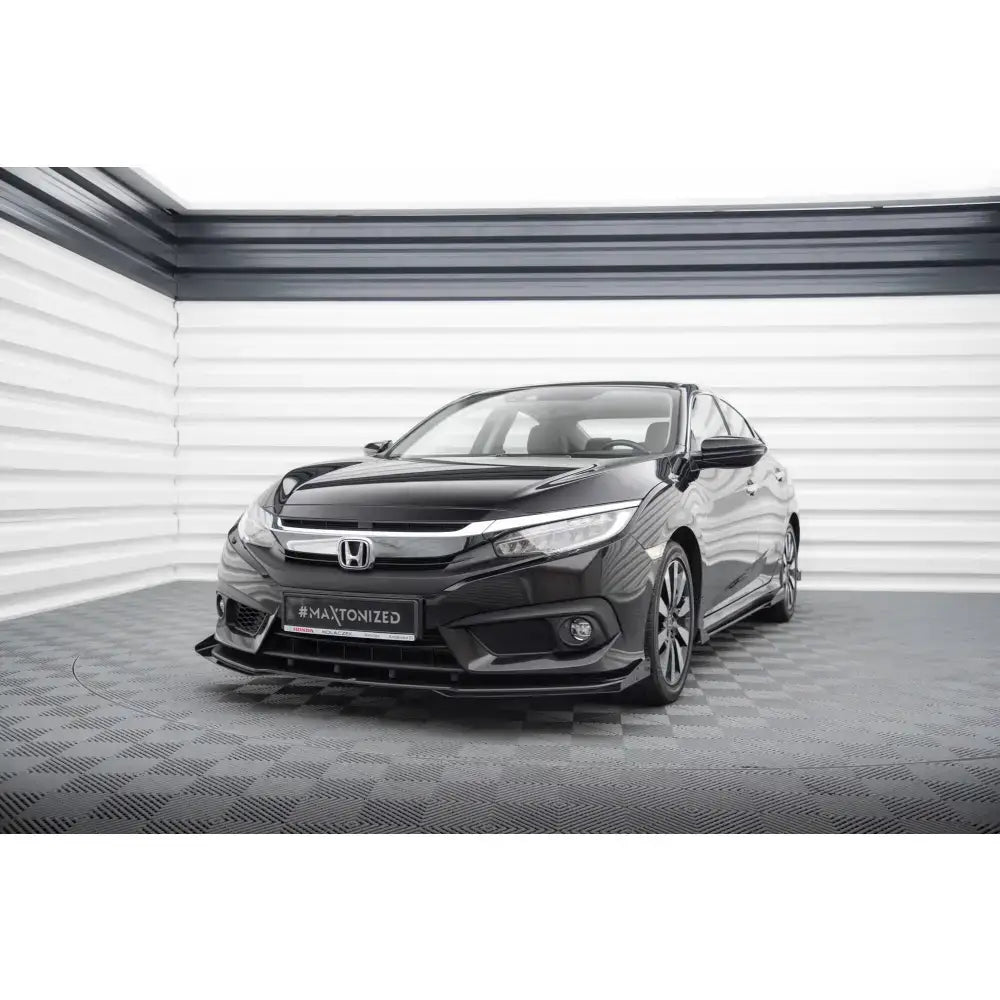 Frontspoiler Street Pro med flaps på Honda Civic Mk10 sett skrått forfra i lyst rom.