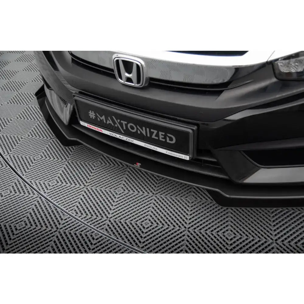 Frontsplitter Street Pro med flaps til Honda Civic Mk10, sort plast med blank overflate sett fra skrå vinkel.