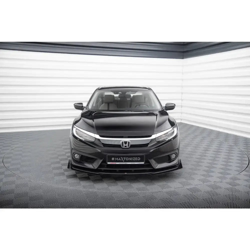Front lip Street Pro med flaps montert på Honda Civic Mk10 sett forfra i lyst rom.