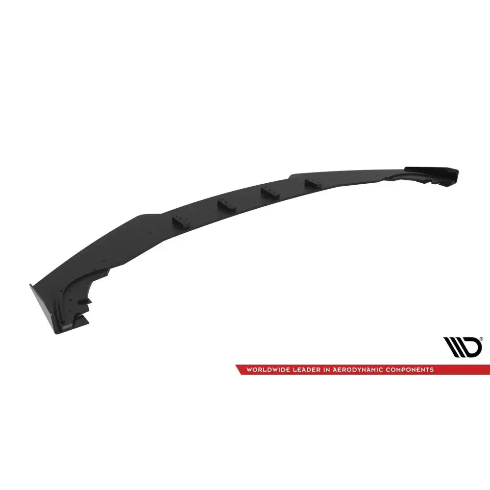 Front splitter Street Pro med flaps til Honda Civic Mk10, sort, sett fra skrå vinkel mot hvit bakgrunn.