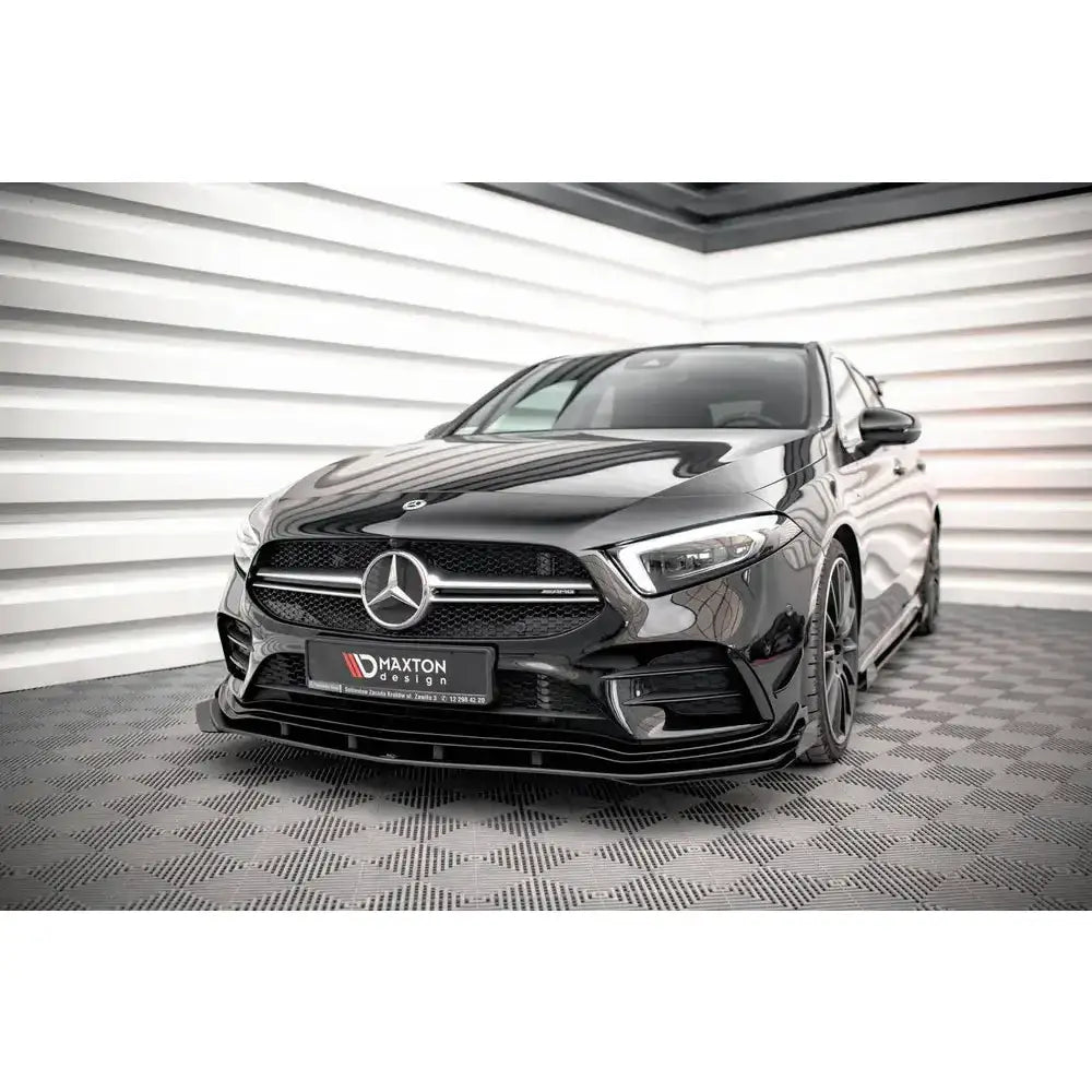 Front lip på Mercedes A35 AMG med Street Pro frontleppe og flaps, sett skrått forfra i lyst rom.