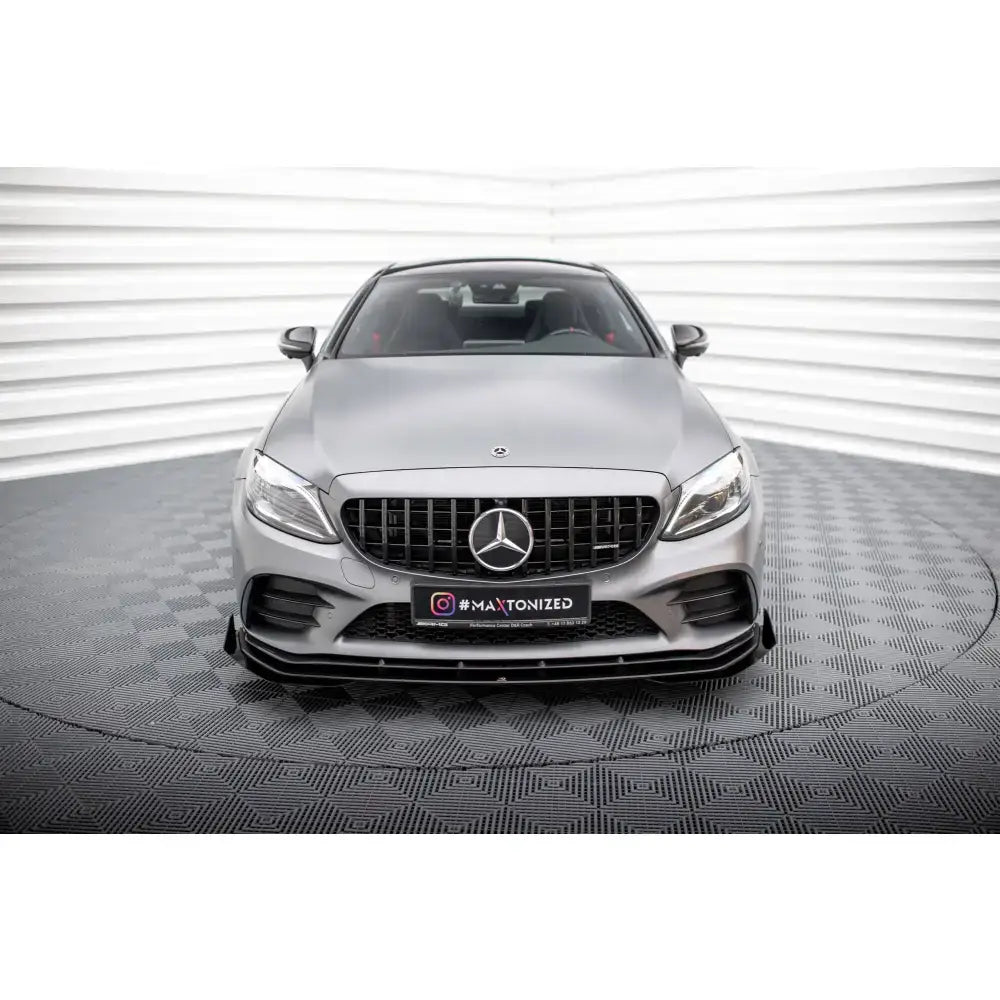 Front lip på Mercedes-AMG C43 Coupe C205 Facelift med Street Pro spoiler og flaps, sett forfra.