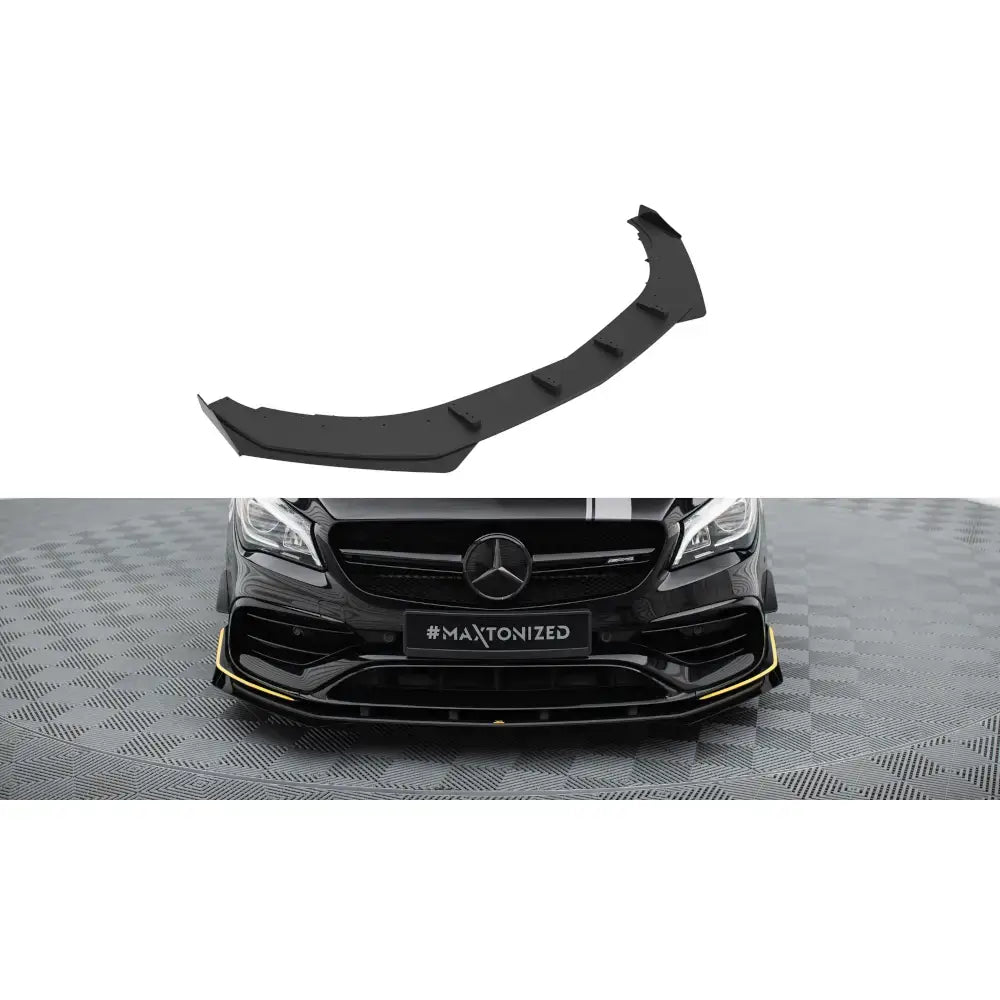 Frontleppe Street Pro med flaps til Mercedes-AMG CLA 45 C117, sort plast med gul dekorlist montert på bil.