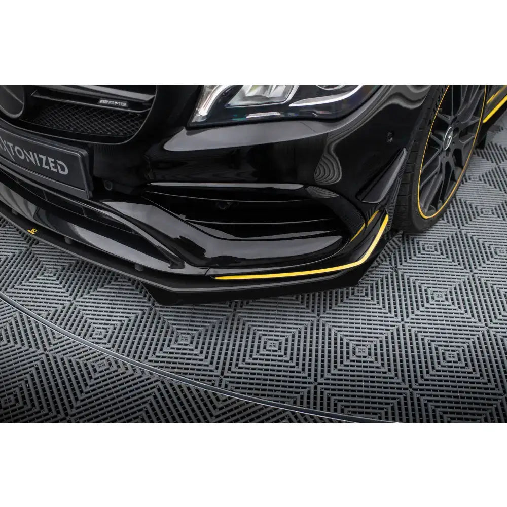 Front splitter Street Pro med gule detaljer på svart Mercedes-AMG CLA 45, sett fra skrå vinkel.