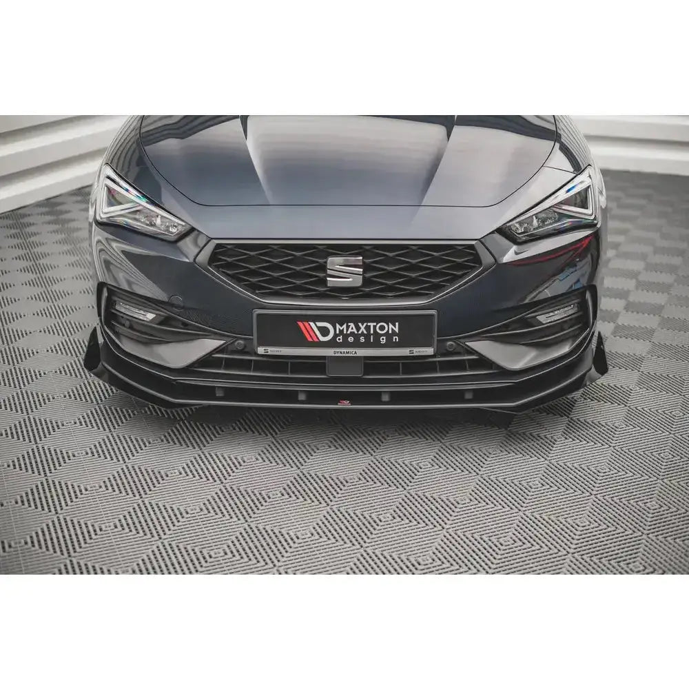 Frontsplitter Street Pro med flaps montert på mørk grå Seat Leon FR Mk4, sett forfra med Maxton-logo.