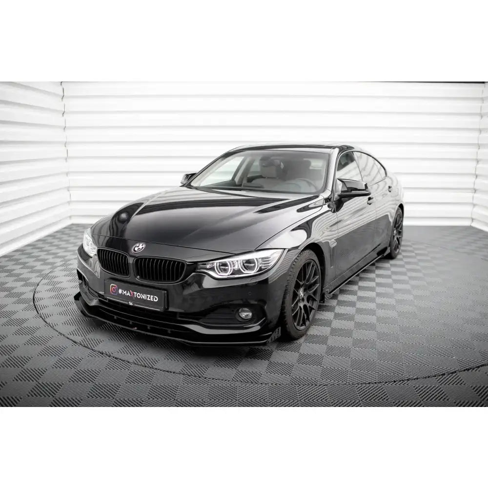 Frontspoiler Street Pro + Flaps V2 montert på svart BMW 4 Gran Coupe F36 i utstillingsrom.
